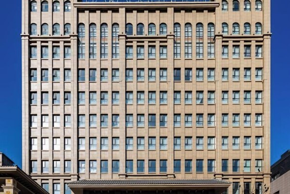 A tall, rectangular building with a grid of windows and a flat roof. - Lavande Hotel (Baoduzhai, Beiguo Mall, Luquan, Shijiazhuang) (Shijiazhuang)