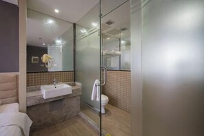 A modern bathroom with a glass shower enclosure, a sink with a mirror, and a toilet. - Super 8 Hotel (Beijing Huayuanqiao Subway Station Capital Normal University) (Beijing)