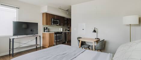 Tabla de planchar con plancha, wifi y ropa de cama