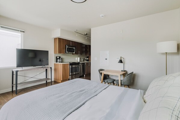 Iron/ironing board, WiFi, bed sheets - Blueground | Bellevue, AC, balcony, nr park (Seattle)