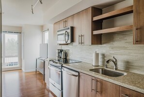 Fridge, microwave, oven, dishwasher - Blueground | Bellevue, AC, balcony, nr park (Seattle)