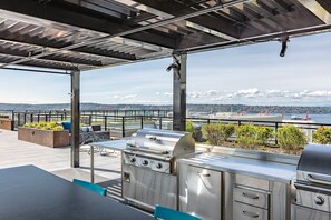 Outdoor dining - Blueground | First Hill, rooftop & gym, nr SU (Seattle)