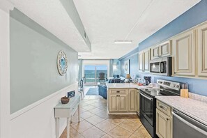 Fridge, microwave, oven, stovetop - The Summit 632 Summar (Panama City Beach)