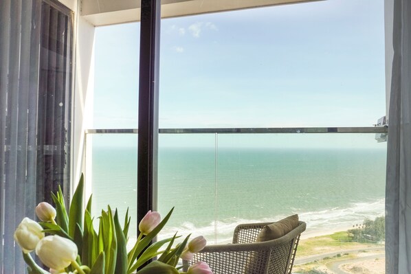 Deluxe suite, balkon, uitzicht op zee | Uitzicht op strand/zee