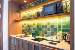 Phòng Suite Deluxe, ban công, quang cảnh biển | Bếp riêng | Tủ lạnh nhỏ, lò vi sóng, bếp nấu, dụng cụ nấu nướng/bát dĩa/dao nĩa