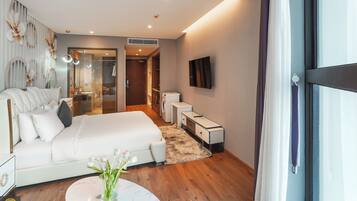 Artículos del minibar gratis, muebles diferentes y escritorio