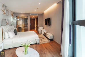 Studio, 1 King Bed, Garden View | Free minibar items, individually furnished, desk, laptop workspace