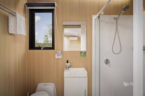 Douche, sèche-cheveux, serviettes fournies