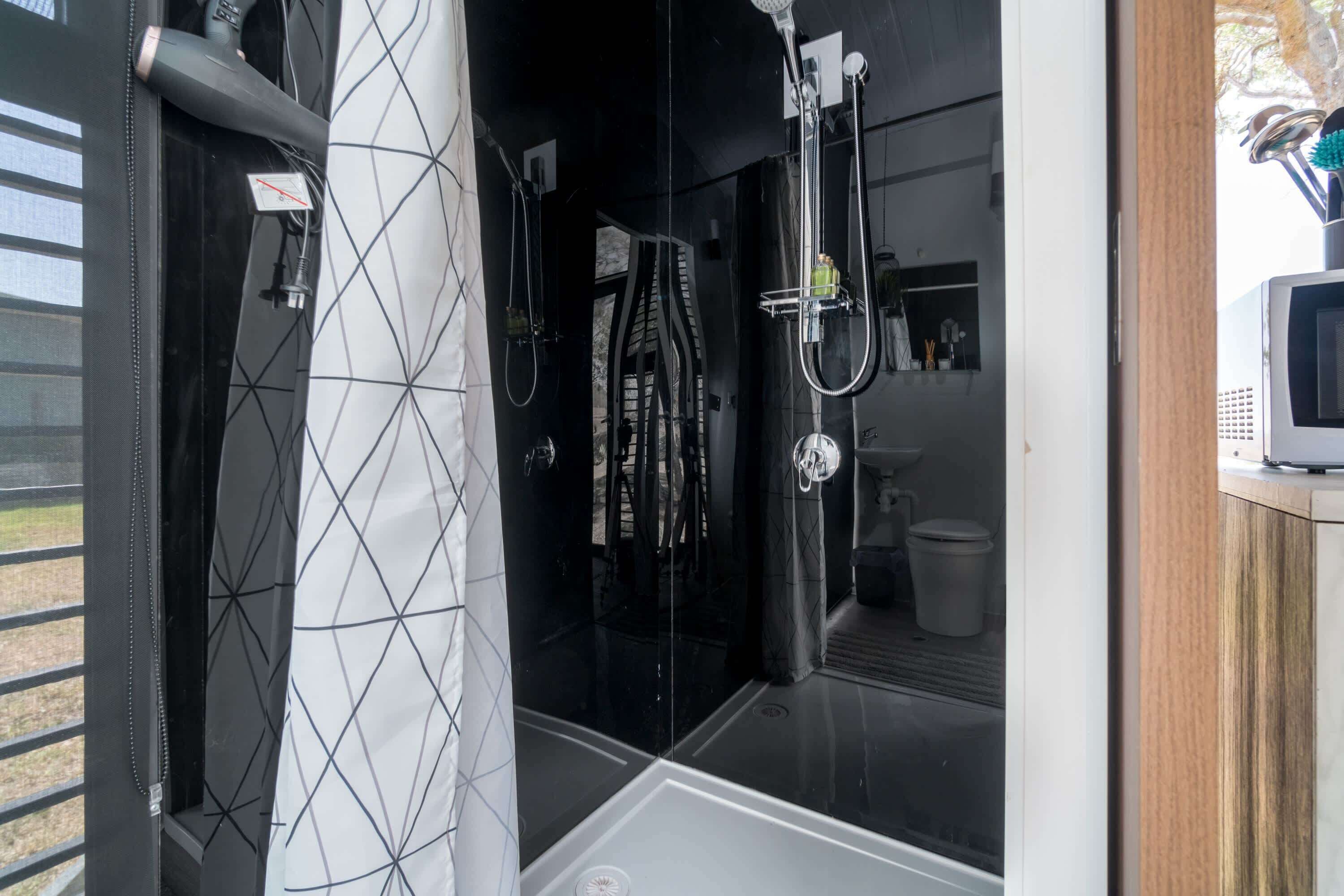 Suihku, hiustenkuivaaja, pyyhkeet