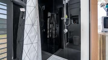 Suihku, hiustenkuivaaja, pyyhkeet