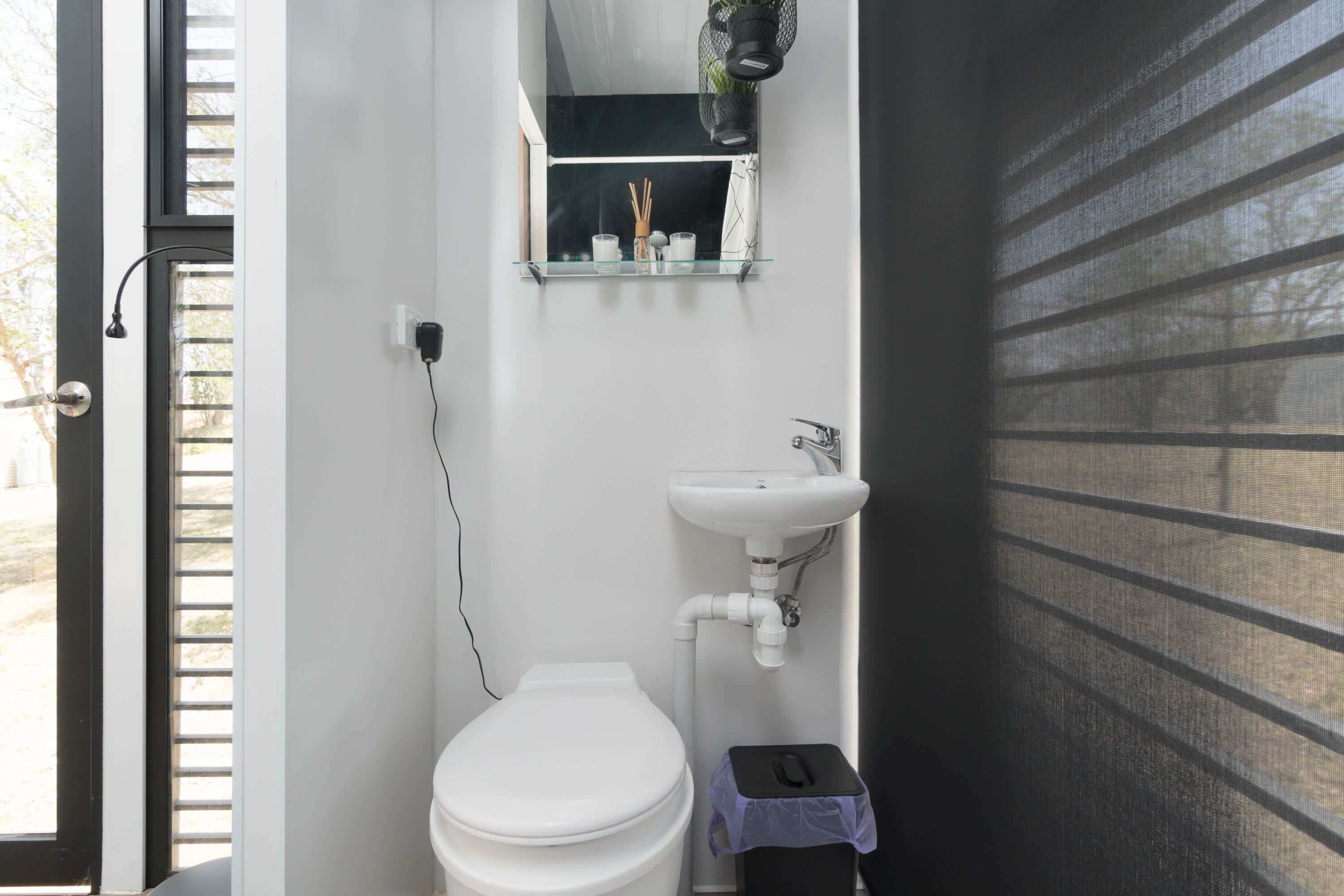 Ducha, secador de pelo y toallas