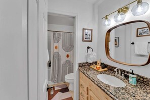 Douche, sèche-cheveux, serviettes fournies