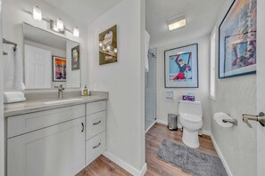 Dusj, hårføner og håndklær