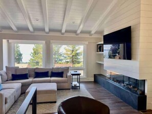 TV, fireplace - Cozy Mountain Escape Near Diamond Peak Ski Resort (Incline Village)