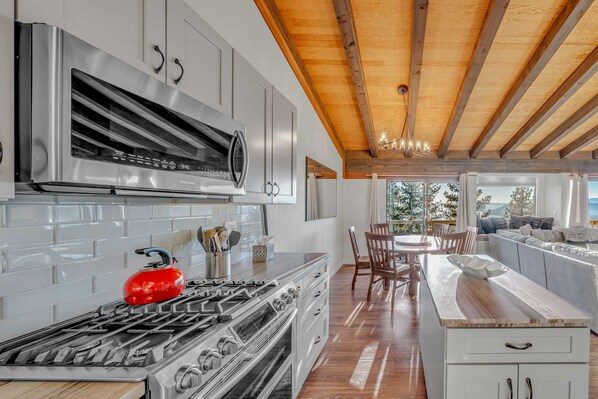 Fridge, microwave, oven, stovetop - Cozy Mountain Escape Near Diamond Peak Ski Resort (Incline Village)