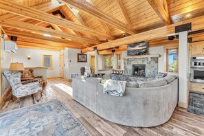 Tv, eldstad och kontor