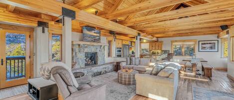 TV, caminetto, studio