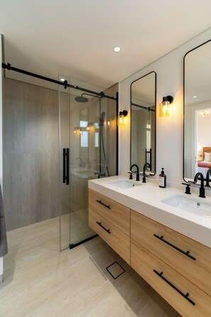Shower, hair dryer, towels, soap - Luxury Arabian Ranches Villa on Pool and Park. (Dubai)
