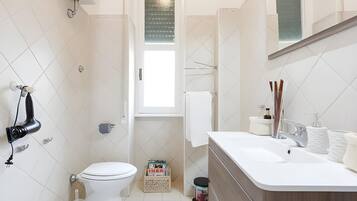Doccia, asciugacapelli, bidet, asciugamani