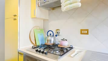 Frigorifero, forno, piano cottura, macchina per tè/caffè