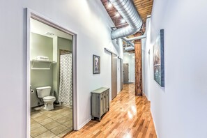 Douche, serviettes fournies, savon, shampoing