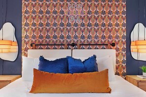 8 habitaciones, escritorio y tabla de planchar con plancha