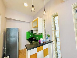 Deluxe tweepersoonskamer, voor 1 persoon, uitzicht op de stad | Een bureau, een laptopwerkplek, een strijkplank/strijkijzer, gratis wifi