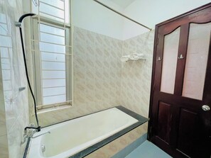 Economy-Doppelzimmer zur Einzelnutzung, Stadtblick | Badezimmer | Badewanne und Dusche (separat), kostenlose Toilettenartikel, Hausschuhe