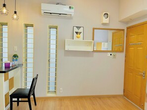 Deluxe tweepersoonskamer, voor 1 persoon, uitzicht op de stad | Een bureau, een laptopwerkplek, een strijkplank/strijkijzer, gratis wifi