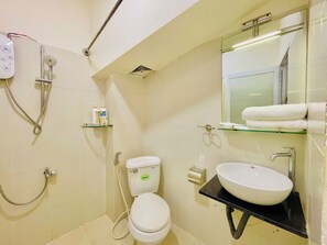 Deluxe Double Room Single Use, City View | Bathroom | Separate tub and shower, free toiletries, slippers, soap - Stayary Hotel Truong Quyen (Ho Chi Minh City)
