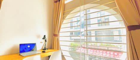 Bureau, espace de travail pour ordinateur portable