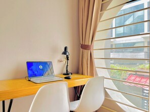 Deluxe Double Room Single Use, City View | Living area