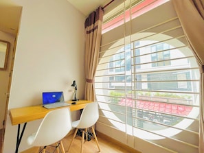 Quarto casal luxo de uso individual, vista para a cidade | Área de estar