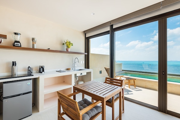 Comedor y cocina con vista al balcón privado