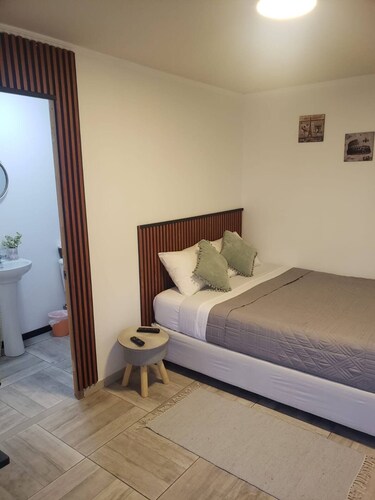 Private apartment "8 min" from the airport