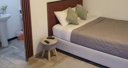 Private apartment "8 min" from the airport