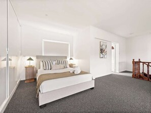 5 bedrooms, iron/ironing board, WiFi, bed sheets
