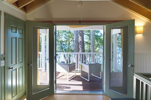 The Loft Oceanfront retreat (CHECK FOR AVAILABILITY)