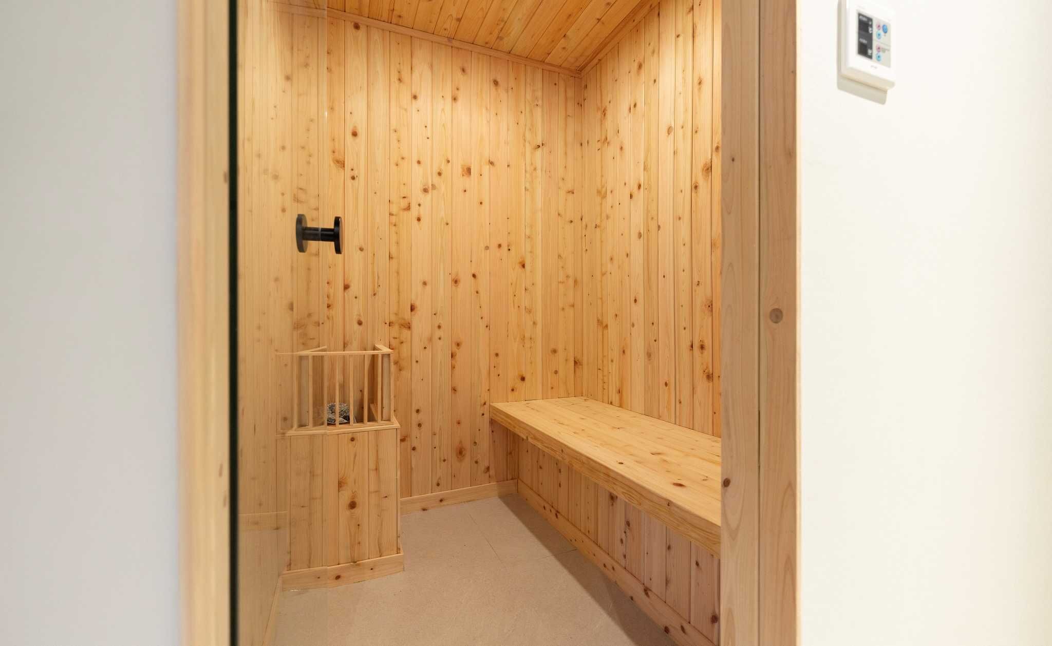 Signature Sauna(A) | Individuell dekoriert, Schreibtisch, laptopgeeigneter Arbeitsplatz