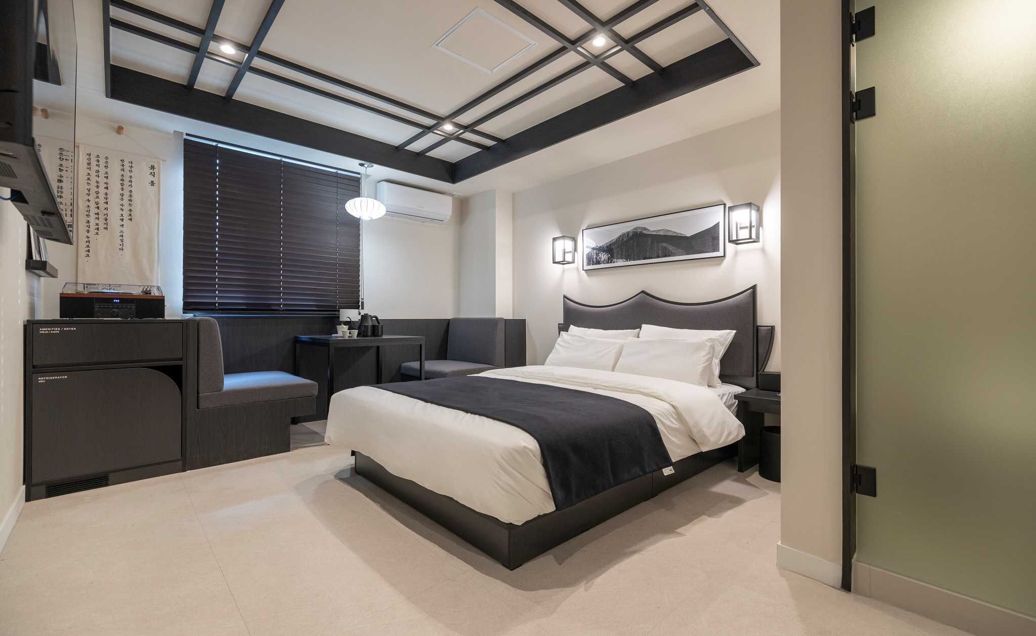 特色装修、办公桌、笔记本电脑工作区、遮光窗帘