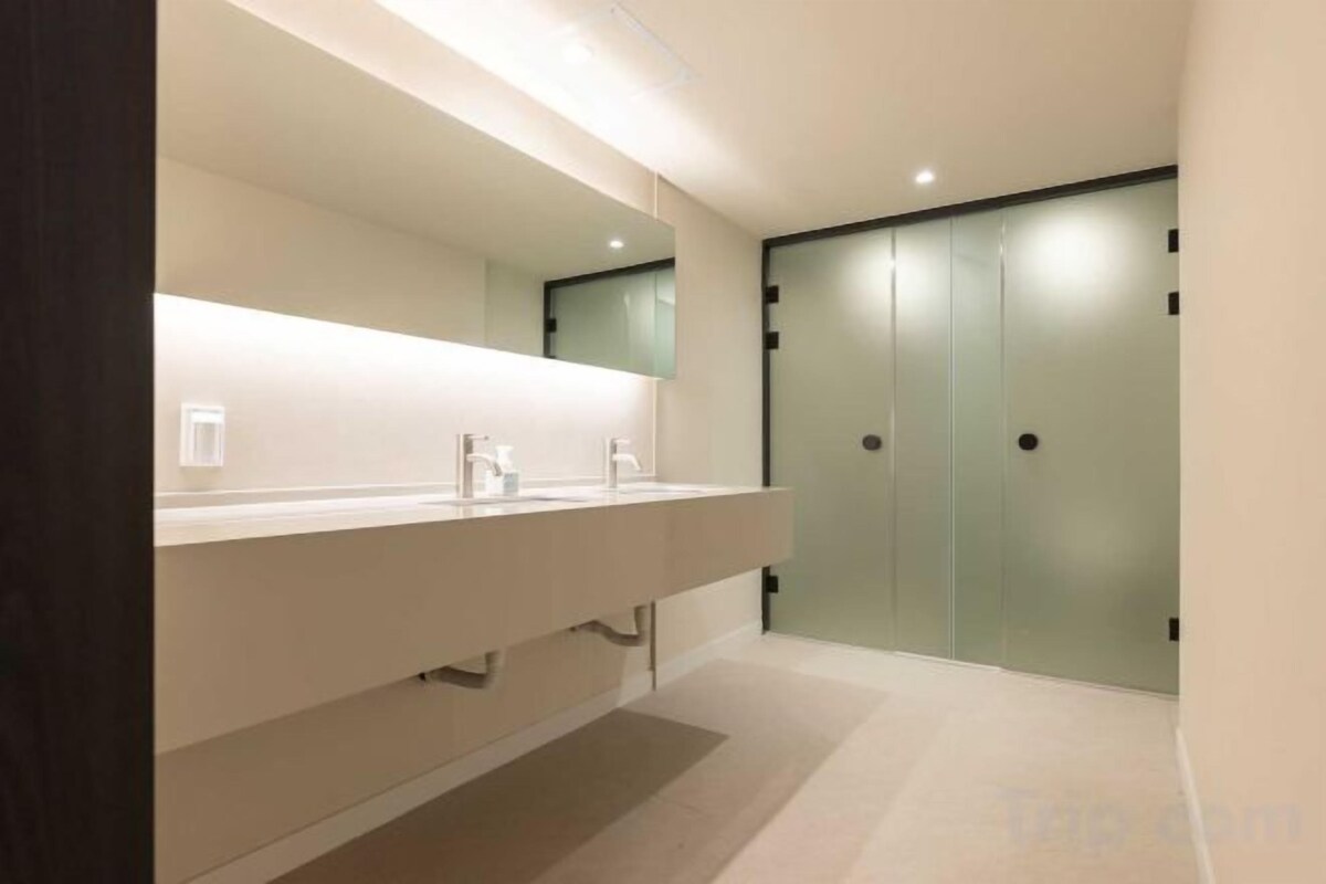 Badkamer | Een haardroger, badjassen, pantoffels, een bidet
