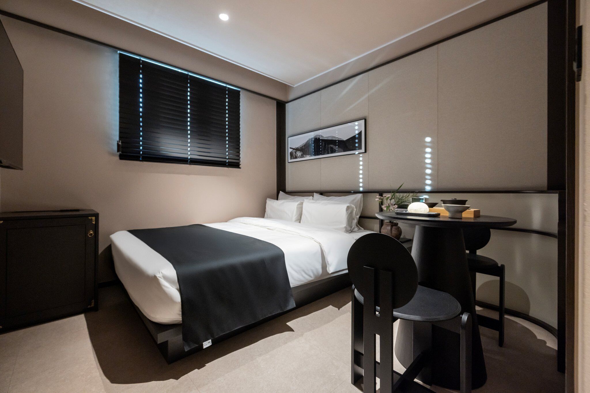 Escritorio y espacio para trabajar con laptop 