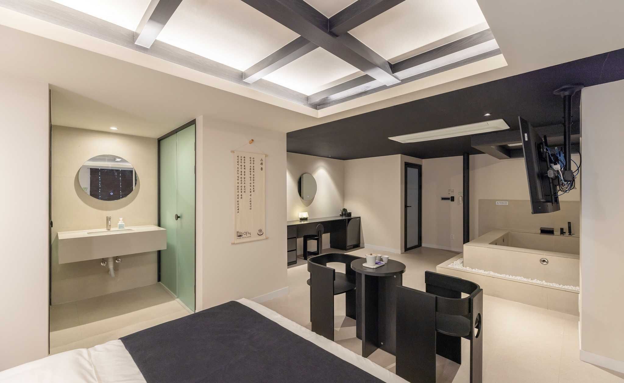 Spa (A) | Individuell dekoriert, Schreibtisch, laptopgeeigneter Arbeitsplatz