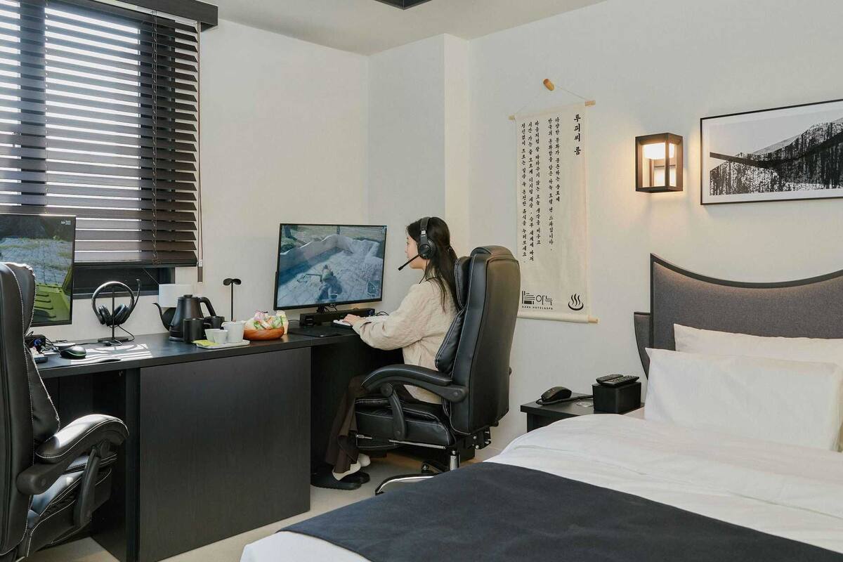 Een bureau, een laptopwerkplek, verduisterende gordijnen