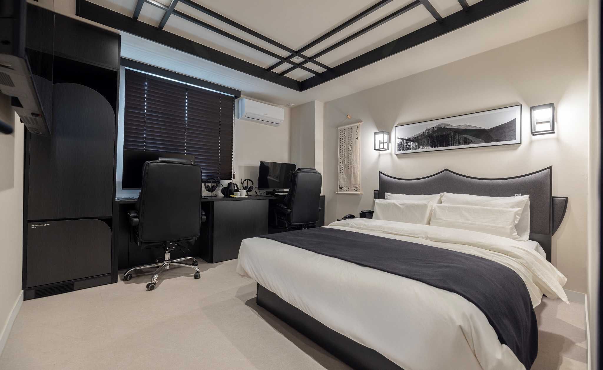 Individuell dekoriert, Schreibtisch, laptopgeeigneter Arbeitsplatz