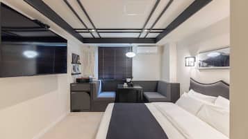 Desk, laptop workspace, soundproofing, free WiFi