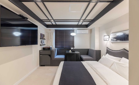 Desk, laptop workspace, soundproofing, free WiFi