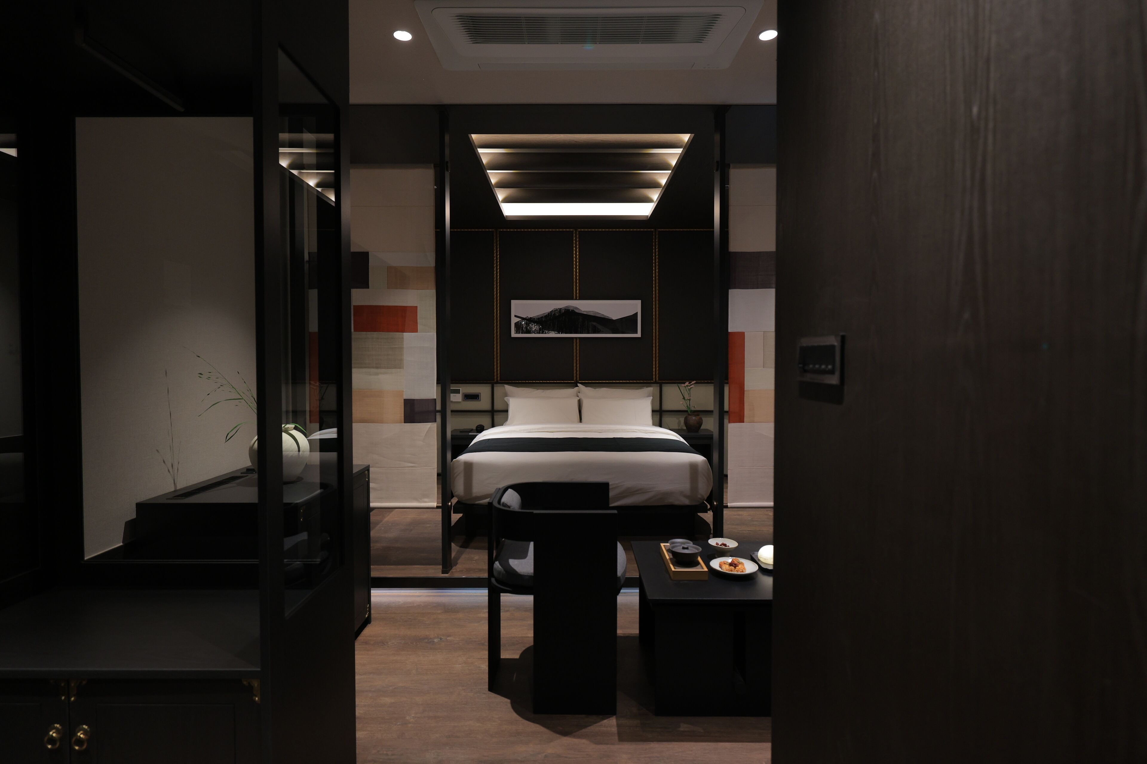 Phòng có thiết kế đặc trưng | Bàn, khu vực l àm việc phù hợp cho laptop, phòng cách âm 