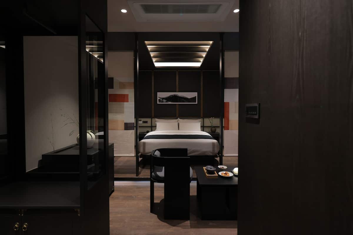 Signature Room | Desk, laptop workspace, soundproofing, free WiFi