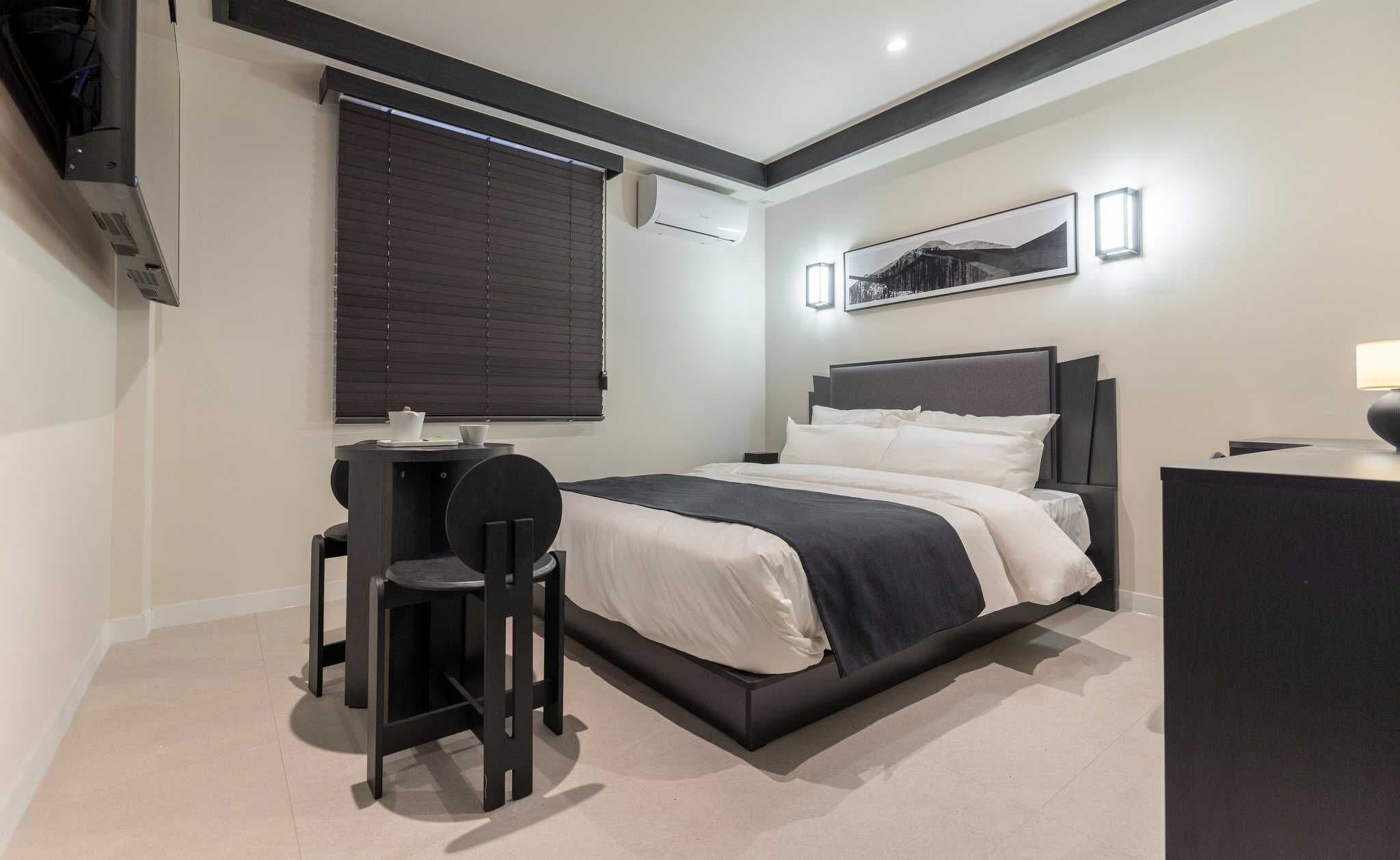 特色装修、办公桌、笔记本电脑工作区、遮光窗帘